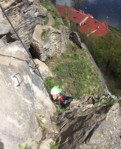 Nicolas Scheidtweiler Aufstieg im Klettersteig Dezin in Tschechien - 7summits4help-Blog