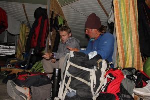Tobias Dazenko und Bergführer Alexey Ulyanov im Highcamp