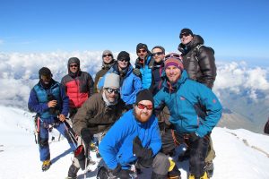 Das Team auf dem Westgipfel des Elbrus am 28. Juli 2016 gegen 9.30 Uhr