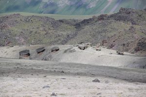 Blick auf die Muscheln am Elbrus - eine alternative Route beim Abstieg vom Highcamp zum Basecamp