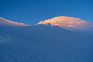 Der Elbrus-Westgipfel im Sonnenaufgang am 28. Juli 2016