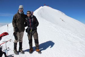 Tobias Dazenko und Nicolas Scheidtweiler am Fuß des Westgipfel des Elbrus nach dem Aufstieg