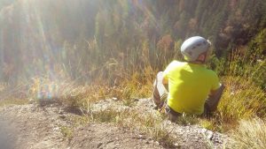 Toby genießt die Sonne beim Training am Grünstein-Klettersteig 2016