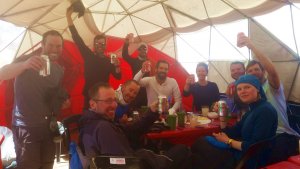 Das glückliche Team nach dem Abstieg im Plaza de Mulas