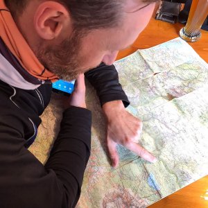 Nicolas Scheidtweiler beim Kartenstudium