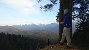 Frühstück mit heißem Kaffee über dem Eibsee - Wandern in Garmisch