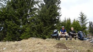 Pause unter dem Kreuzeckhaus mit Nicolas und Toby - Wandern in Garmisch