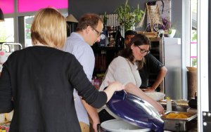 Spender am Buffet - JAYA und 7summits4help Fundraising Snack in der Überseestadt Bremen