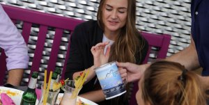 Die Spendendose füllt sich - JAYA und 7summits4help Fundraising Snack in der Überseestadt Bremen