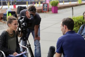 Nicolas Scheidtweiler im Interview mit dem ZDF - JAYA und 7summits4help Fundraising Snack in der Überseestadt Bremen