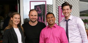 Spender mit Subry bin Ahamed - JAYA und 7summits4help Fundraising Snack in der Überseestadt Bremen