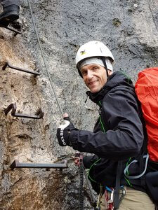 Voller Vorfreude beim Einstieg in den Klettersteig - Zur Zugspitze via Höllental über Klettersteig -7summits4help-Blog