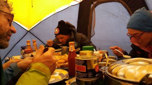 Abendessen vor der Gipfelnacht - 7summits4help auf dem Kilimanjaro via Rongai-Route