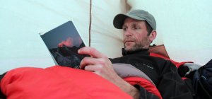 Nicolas Scheidtweiler im Zelt an der Mawenzi Tarn Hut - 7summits4help auf dem Kilimanjaro via Rongai-Route
