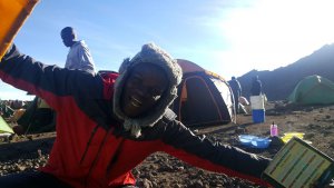 Der Camp-Manager weckt uns zu Neujahr - 7summits4help auf dem Kilimanjaro via Rongai-Route