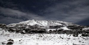2 Uhr: Schnee auf dem Kibo - 7summits4help auf der Uhuru Peak des Kilimanjaro
