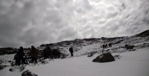 Gruppen steigen zum Gilmans Point auf - 7summits4help auf der Uhuru Peak des Kilimanjaro