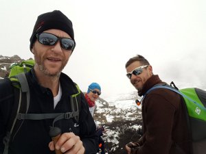 Konzentrierter Abstieg - 7summits4help auf der Uhuru Peak des Kilimanjaro