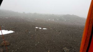 Leichter Schnee in der Kibo Hut - 7summits4help auf dem Kilimanjaro via Rongai-Route