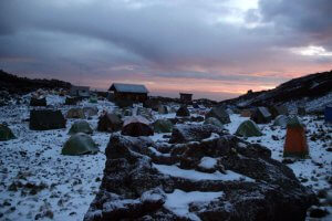 Morgenrot an der Mawenzi Tarn Hut - 7summits4help auf dem Kilimanjaro via Rongai-Route