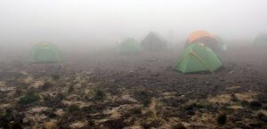 Nebel an der Mawenzi Tarn Hut - 7summits4help auf dem Kilimanjaro via Rongai-Route