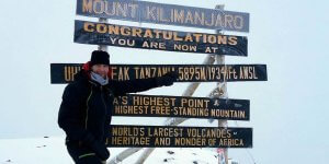 Nicolas Scheidtweiler am Uhuru Peak - 7summits4help auf dem Kilimanjaro via Rongai-Route