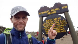 Nicolas Scheidtweiler an der Mawenzi Tarn Hut - 7summits4help auf dem Kilimanjaro via Rongai-Route