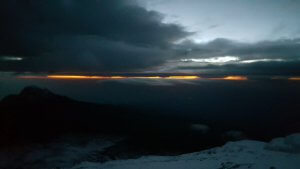 Sonnenaufgang - 7summits4help auf der Uhuru Peak des Kilimanjaro