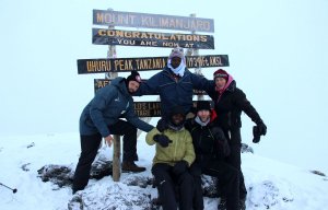 Unser Team am Uhuru Peak des Kilimanjaro