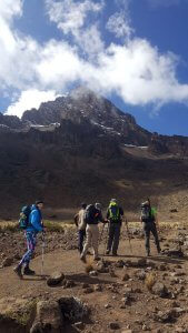 Unser Team unterm Mawenzi - 7summits4help auf dem Kilimanjaro via Rongai-Route