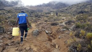 Wasser holen an der Mawenzi Tarn Hut - 7summits4help auf dem Kilimanjaro via Rongai-Route