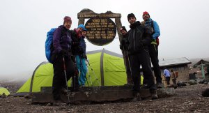 Weiter geht es zur Horombo Hut -7summits4help auf der Uhuru Peak des Kilimanjaro