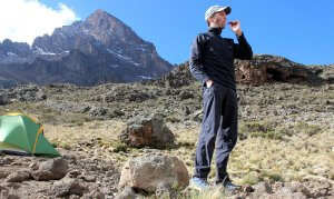 Zahnpflege am Ruhetag in der Mawenzi Tarn Hut - 7summits4help auf dem Kilimanjaro via Rongai-Route