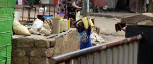 Kind trägt Wasser zur Familie - Mathare Valley Nairobi - 7summits4help