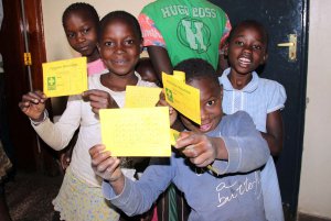 Kinder warten mit der Essenskarte an der Ausgabe der German Doctors im Mathare Valley - 7summits4help