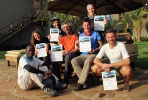 Stolz mit der Urkunde in der Weru Weru River Lodge - 7summits4help auf dem Kilimanjaro via Rongai-Route