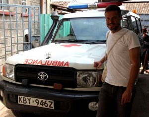 Tjalf Hoyer mit dem Rettungskranken-Wagen der German Doctors im Mathare Valley - 7summits4help in Nairobi