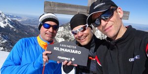 Christoph, Markus, Nicolas mit der Dachplatte zum Kilimanjaro von Welt der Dächer