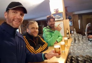 Abschluss-Bier nach der Königsspitze von der Pizzini-Hütte - Alpinschule Ortler mit Jacopo Compagnoni
