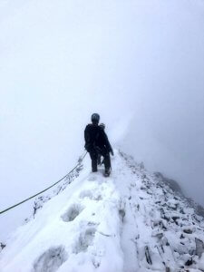 Abstieg über den Gipfelgrat der Königsspitze im Nebel - 7summits4help mit der Alpinschule Ortler