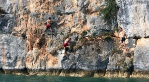 Kletterer wie Ameisen - Deep Water Soloing am Lac d’Annecy