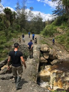 Ein Spaziergang durch Illaga in Papua - 7summits4help