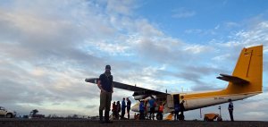 Nico Scheidtweiler vor einer Twin Otter - Abflug zur Carstensz-Pyramide
