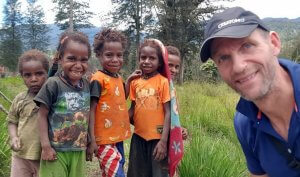 Nicolas Scheidtweiler mit Kindern in Illaga - 7summits4help