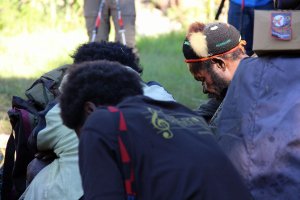 Betende Träger in Papua - Carstensz-Expedition 2018