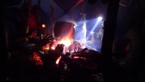 Das erste Abendessen - Carstensz Expedition nach Papua