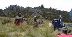 Pause der Träger - Expedition zur Carstensz Pyramide