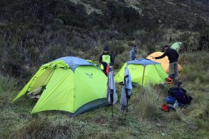 Einrichten des Lagers 4 - Carstensz-Expedition in Papua