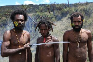 Träger posen - Carstensz-Expedition in Papua