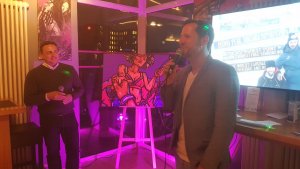 Moderator Roland Kanwicher und Mario Hasselmann beim After-Work-Fundraising im Jaya